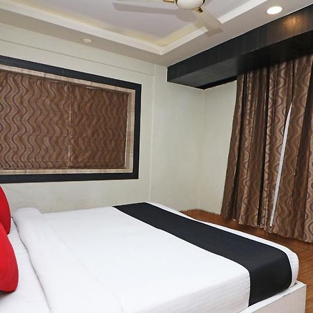 Hotel Emerald Колката Екстериор снимка