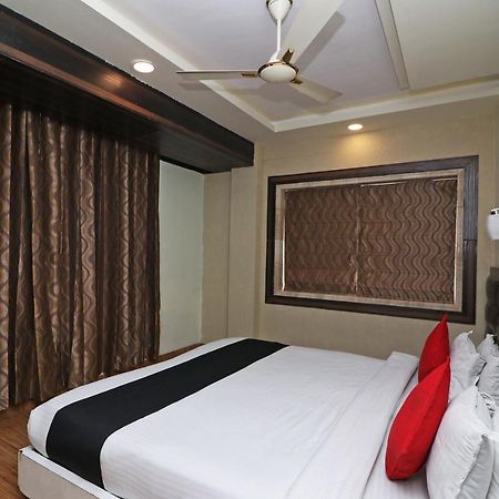 Hotel Emerald Колката Екстериор снимка