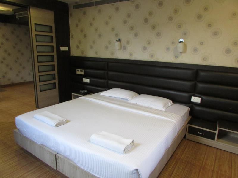 Hotel Emerald Колката Екстериор снимка
