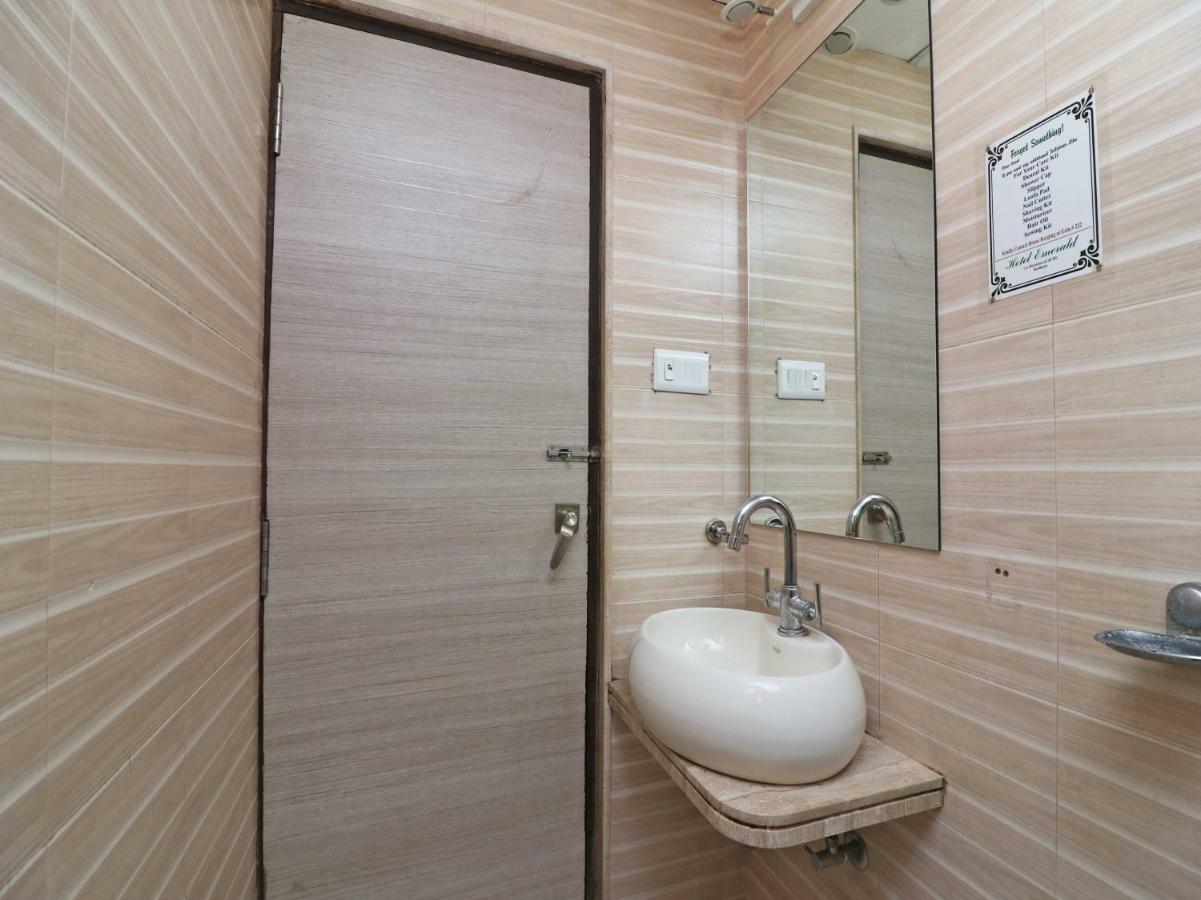 Hotel Emerald Колката Екстериор снимка