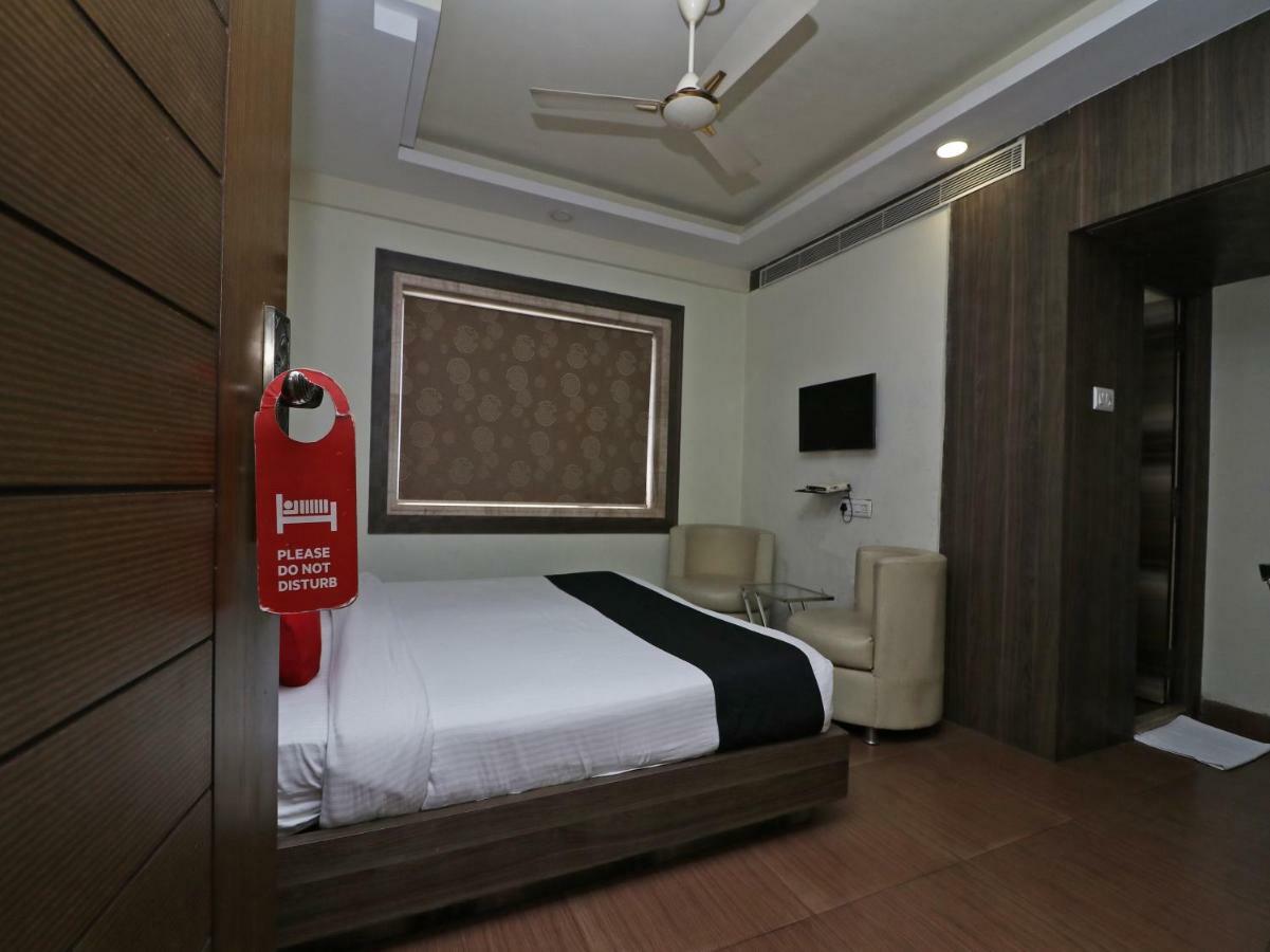 Hotel Emerald Колката Екстериор снимка