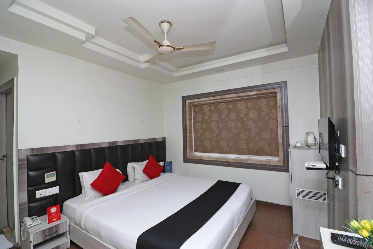 Hotel Emerald Колката Екстериор снимка