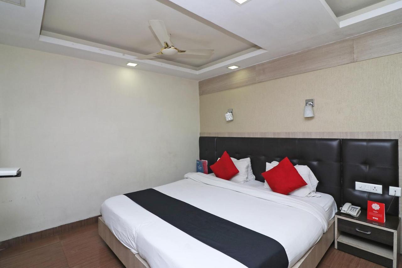 Hotel Emerald Колката Екстериор снимка